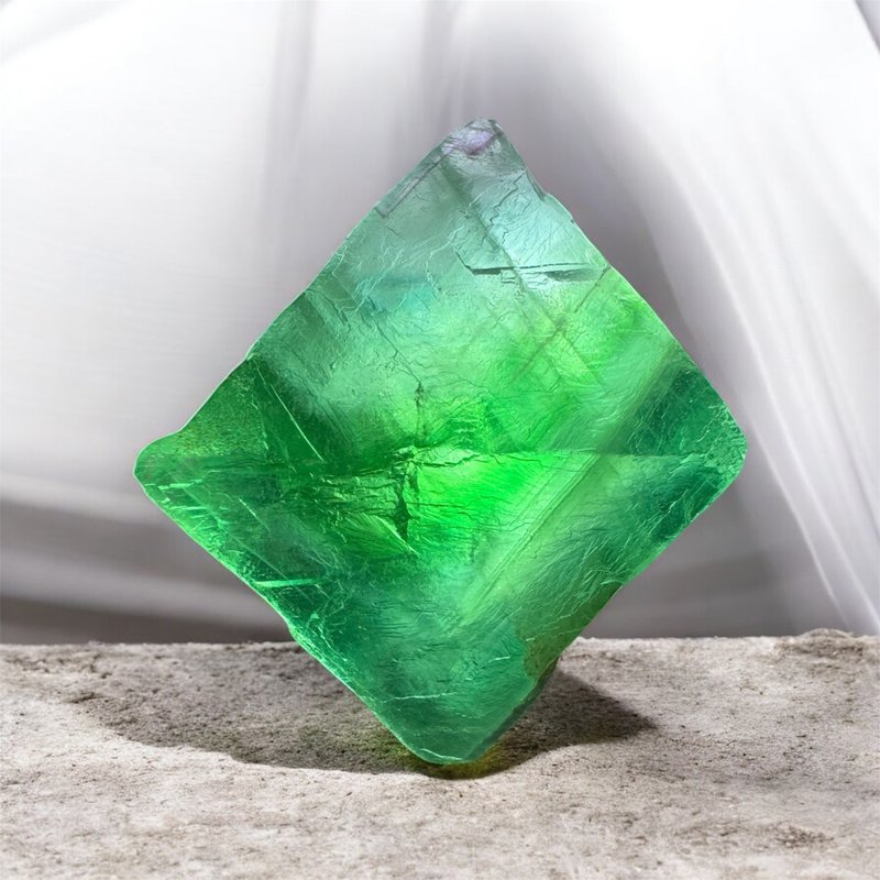 E1. 王級巨大八面体フローライト 210g 超大単結晶原石 エメラルドグリーン グラデーション - 置物 - 半貴石 グリーン