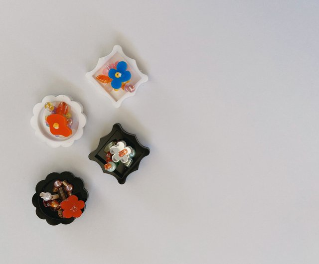 21g 誕生日プレゼント ピアス 小 ホワイト [sep.beads×WU studio] - ショップ sep. beads 誰彼工作室  ピアス・イヤリング - Pinkoi