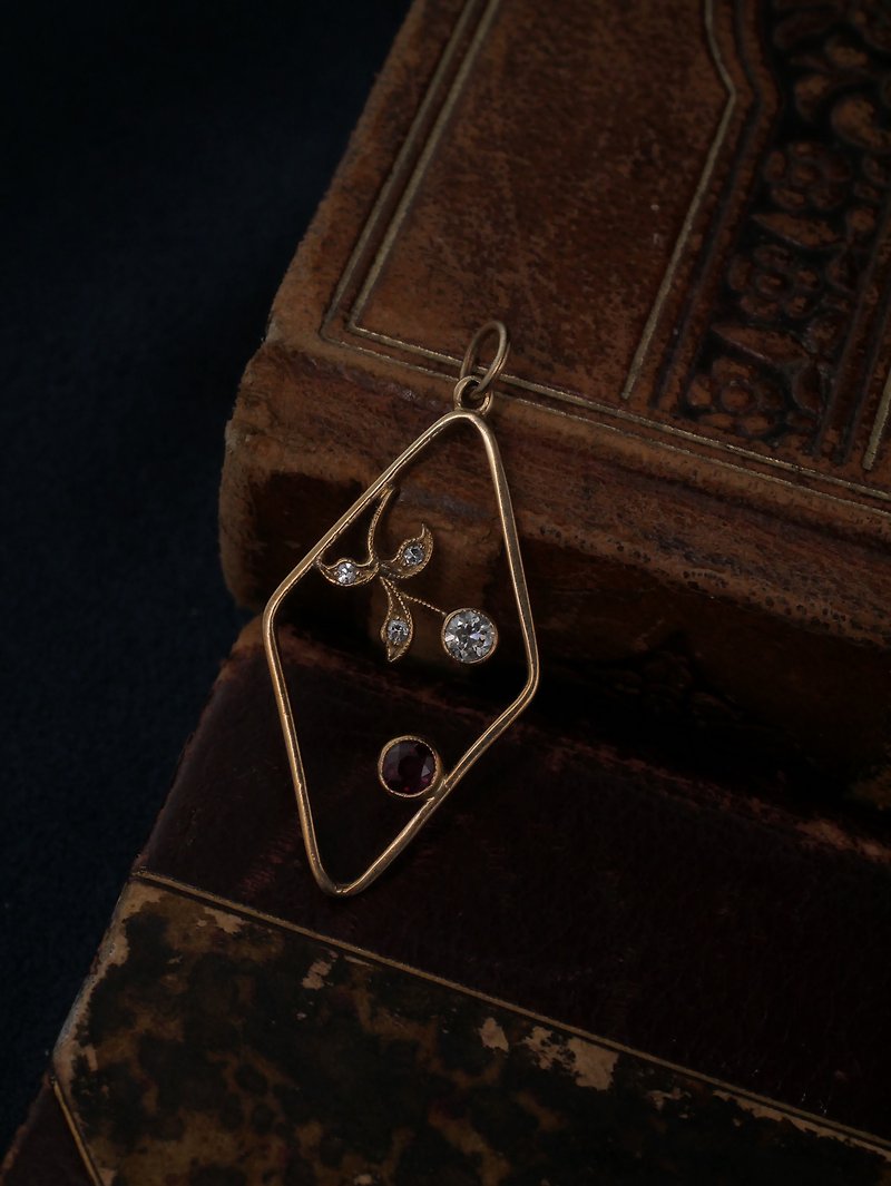 1981 British diamond-shaped window pendant - Necklaces - Precious Metals Red
