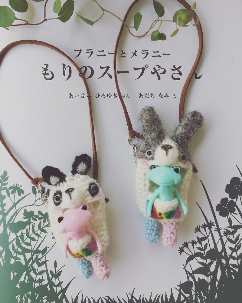 wonder frog小青蛙用的手工日本美麗諾羊毛編織特別款兔造型背袋 - 吊飾 - 羊毛 黑色