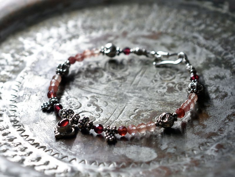Silver decorated garnet and flower Indian silver, bracelet with garnet and andesine. - 手鍊/手環 - 其他金屬 銀色