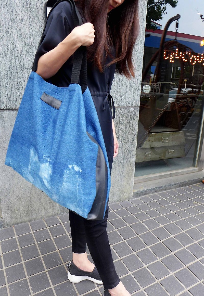 Side Rendering Denim Tire Bag - กระเป๋าแมสเซนเจอร์ - วัสดุอื่นๆ สีน้ำเงิน