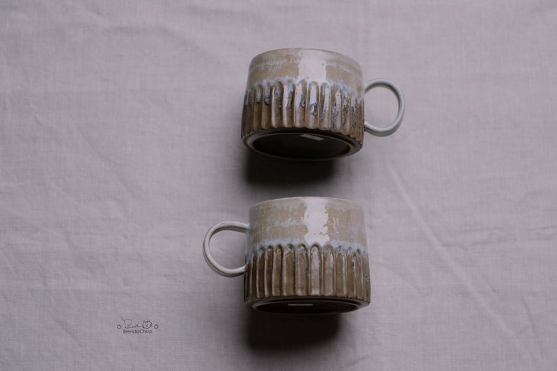 Engraved Earth-tone Coffee Cup - แก้วมัค/แก้วกาแฟ - ดินเผา 