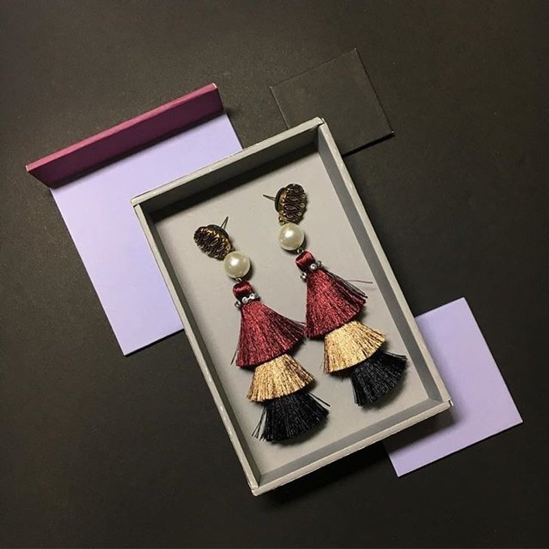 earrings : 3rd tassel red + gold + black - 耳環/耳夾/耳骨夾 - 紙 紅色