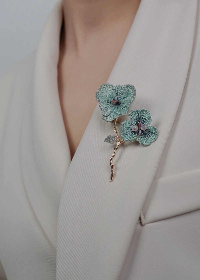 [Autumn and winter new fashion] Yuansen hand-made silk thread three-dimensional embroidery elegant romantic temperament brooch - Brooches - Other Metals Blue