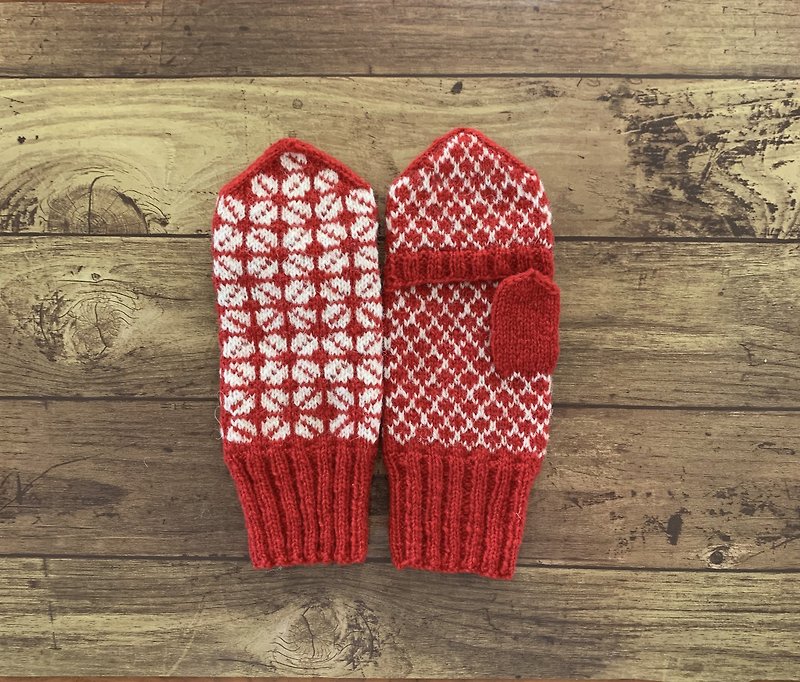 Red mittens with cover in traditional Latvian pattern - ถุงมือ - ขนแกะ สีแดง