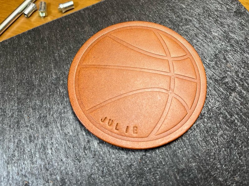 Basketball leather coaster with bronzing lettering - ที่รองแก้ว - หนังแท้ สีนำ้ตาล