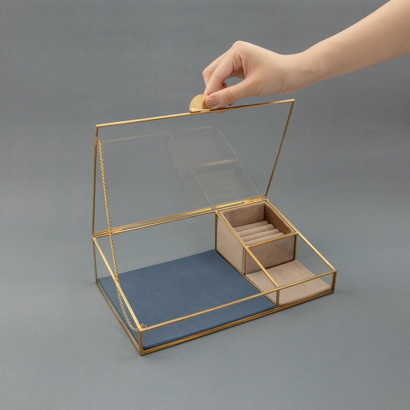 【Final Sale】Brass jewellery storage box with upward opening lid - กล่องเก็บของ - โลหะ สีทอง