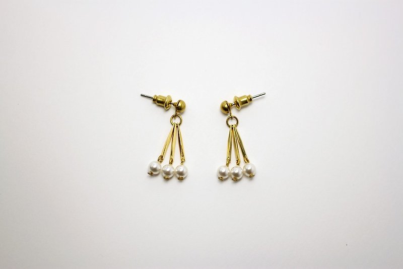 Dear flower Swarovski crystal pearl earrings - Earrings & Clip-ons - Gemstone White