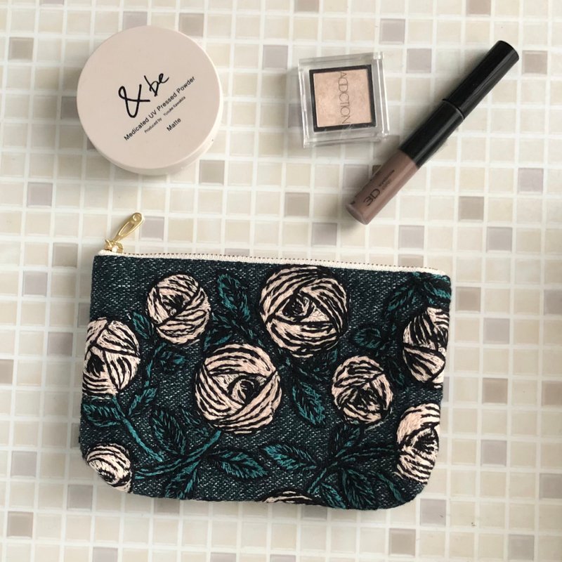 Handmade Rosy Mina Perhonen Makeup Bag Rose Pattern Cosmetic Pouch Embroidered Bag - กระเป๋าเครื่องสำอาง - ผ้าฝ้าย/ผ้าลินิน สีน้ำเงิน