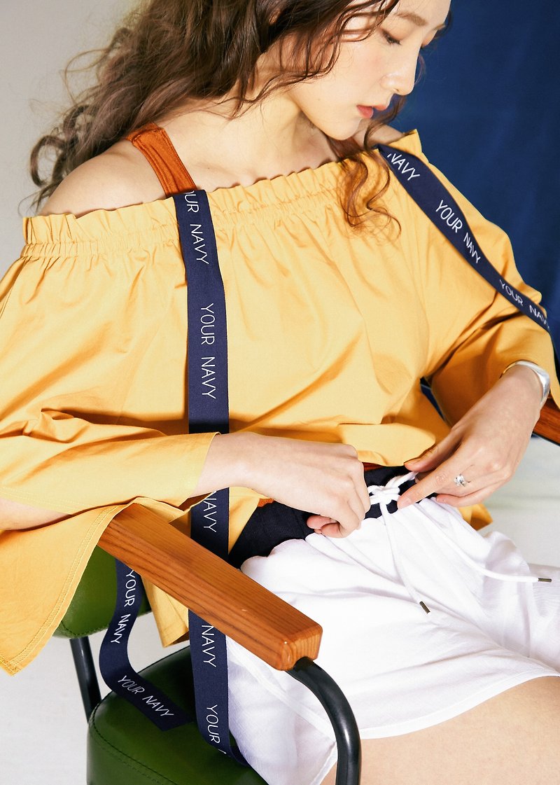 I LOVE MUSTARD OFF-SHOULDER TOP- MUSTARD - เสื้อผู้หญิง - ผ้าฝ้าย/ผ้าลินิน สีเหลือง