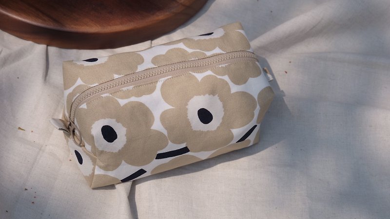【Cosmetic bag/pen case/universal bag】Cappuccino carefully selected Finnish fabric - กระเป๋าเครื่องสำอาง - ผ้าฝ้าย/ผ้าลินิน 