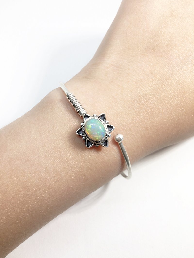 Opal Opal Silver Star bracelet bracelet inlaid hand-made in Nepal - สร้อยข้อมือ - เครื่องเพชรพลอย สีเงิน