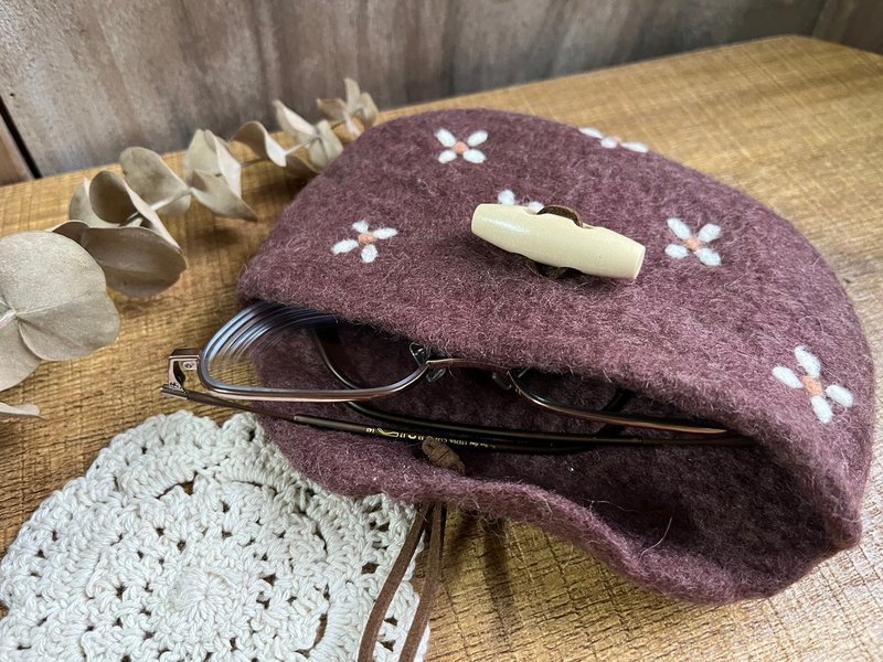 Glasses bag wool felt coffee color small flower Japanese style - Toiletry Bags & Pouches - Wool Brown