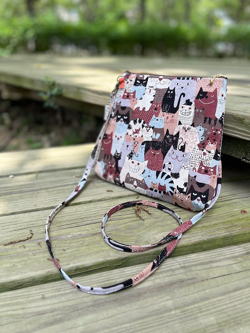 cool cat crossbody bag - กระเป๋าแมสเซนเจอร์ - ผ้าฝ้าย/ผ้าลินิน สีนำ้ตาล