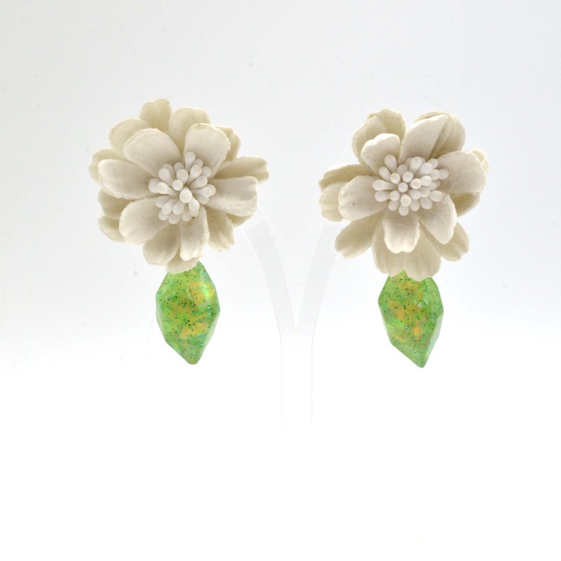 Beige hand-embossed small daisy earrings pendant turquoise resin imitation crystal Stone simple and noble - ต่างหู - เรซิน ขาว