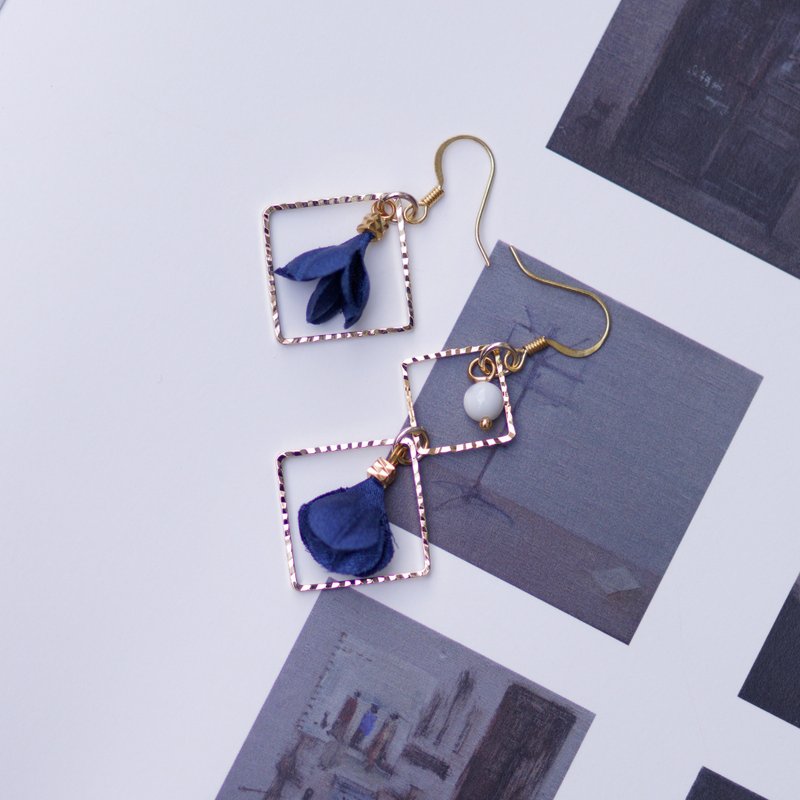 Dale 小巧深藍色綢緞金屬方框珍珠耳環 - 耳環/耳夾/耳骨夾 - 其他材質 藍色