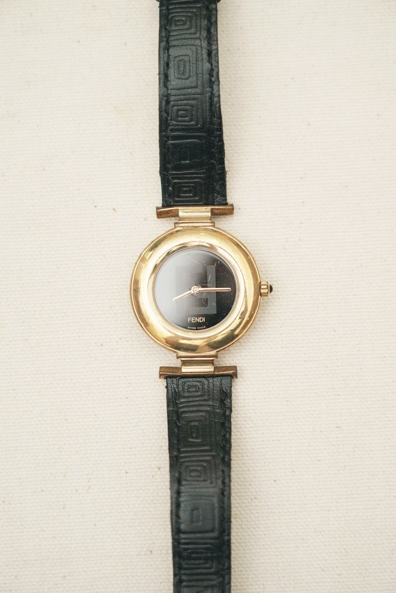 A ROOM MODEL - Vintage Fendi large round frame black antique watch - นาฬิกาผู้หญิง - เครื่องประดับ สีทอง