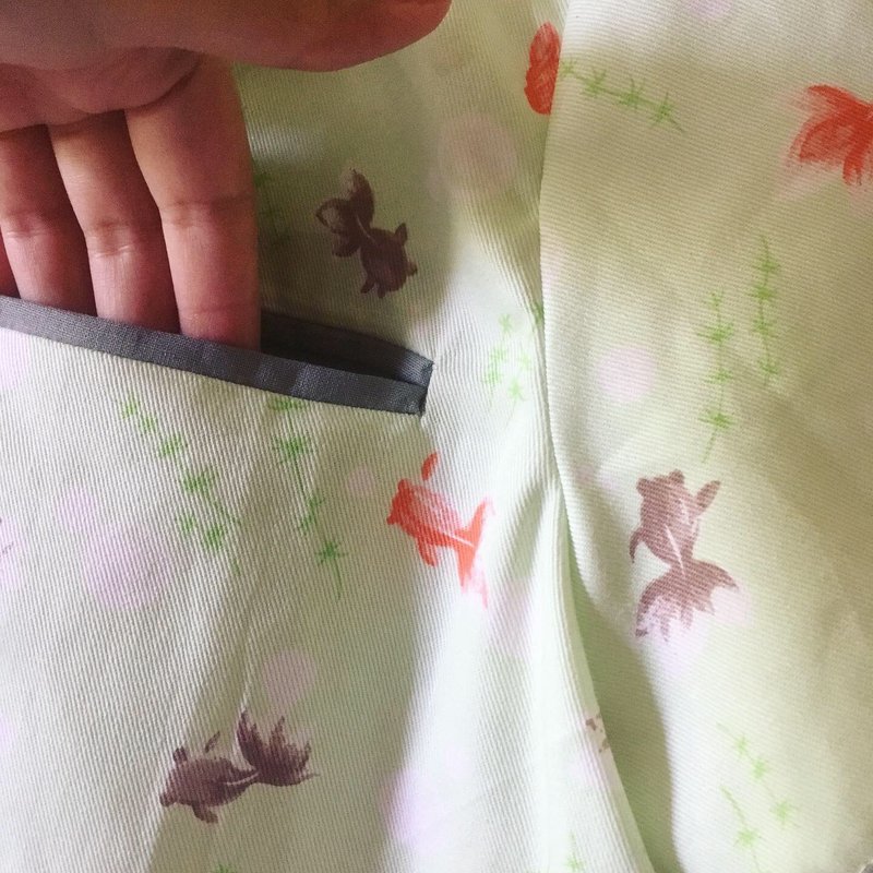 Cute handmade Japanese thick fabric (canvas) Green Goldfish blouse / shirt - 女襯衫 - 棉．麻 綠色
