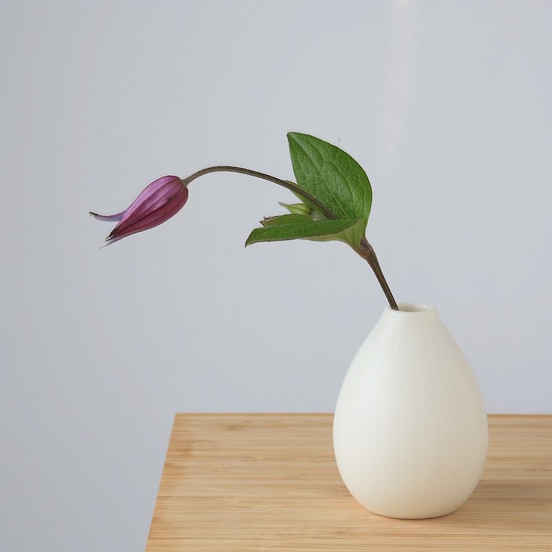 White pottery flower vase - เซรามิก - เครื่องลายคราม ขาว