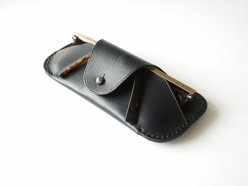 Customized Gift Sunglasses Case in Black leather / spectacle case - Sunglasses - Genuine Leather Black