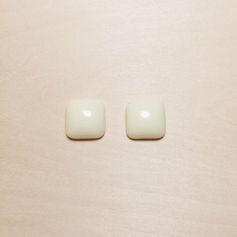 Vintage Milky White Square Diamond Earrings - ต่างหู - เรซิน ขาว