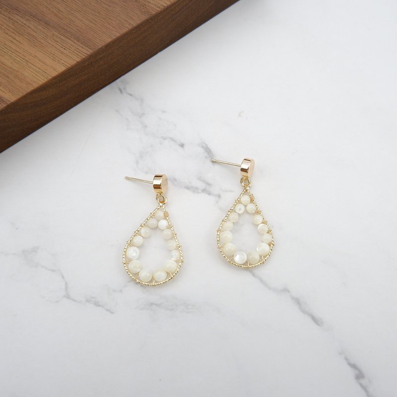 Sea Shell Post  Earring - 耳環/耳夾/耳骨夾 - 貝殼 白色