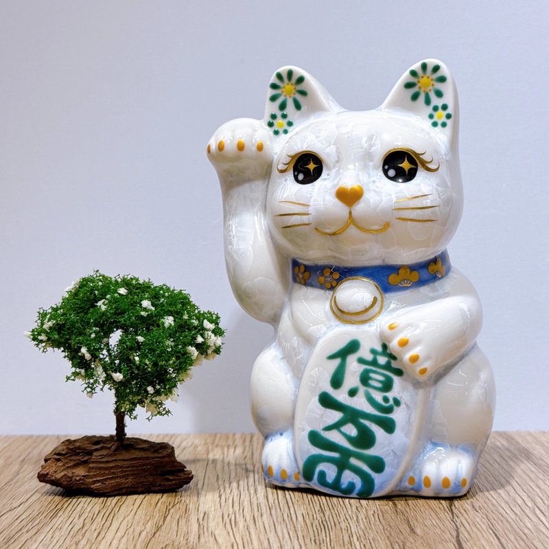 Japanese Kiyomizu-yaki Lucky Cat | Flower Crystal, Blue-white, Million Ryo - Items for Display - Porcelain Blue