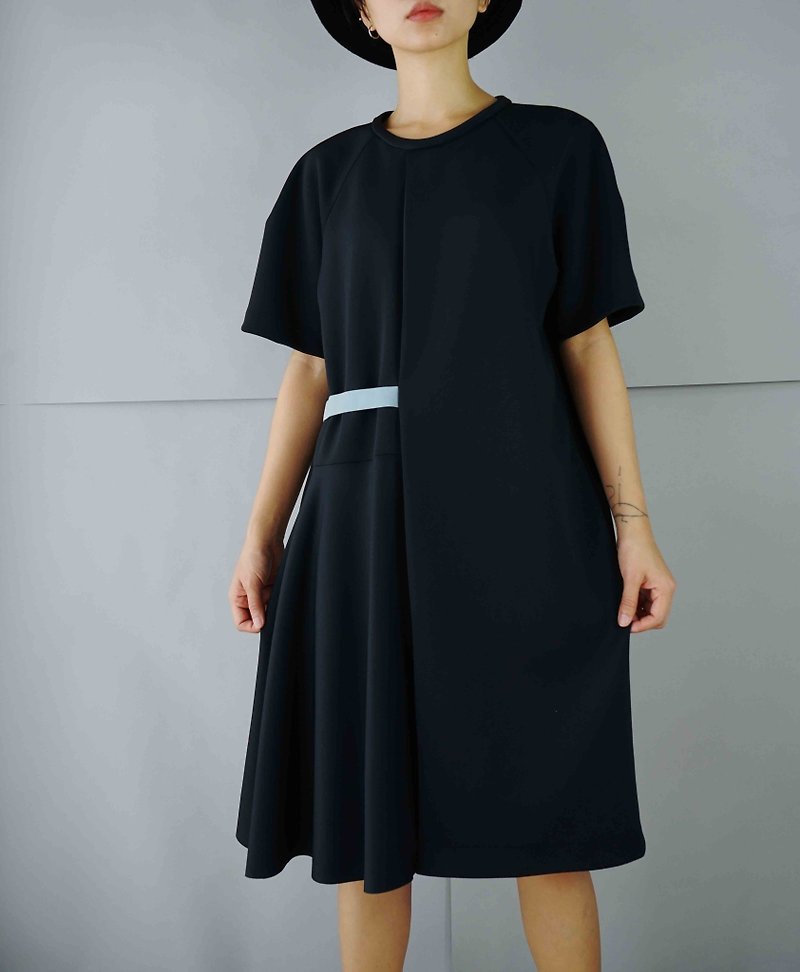 設計手作-不對稱剪裁黑白條紋拉克蘭袖針織洋裝 - 連身裙 - 聚酯纖維 黑色