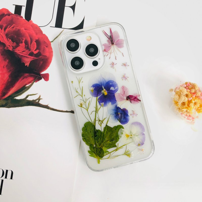 Blue Purple Pansy Handmade Pressed Flower Case for iPhone 16 Samsung A35 S24FE - เคส/ซองมือถือ - พืช/ดอกไม้ 