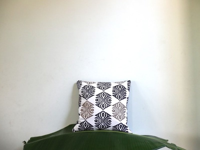 Geometric pattern cushion cover - เฟอร์นิเจอร์อื่น ๆ - ผ้าฝ้าย/ผ้าลินิน ขาว