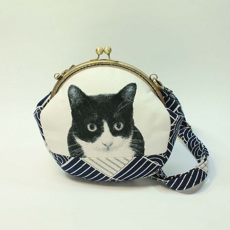 Embroidered 20cm U-shaped gold cross-body bag 07-black and white cat - Messenger Bags & Sling Bags - Cotton & Hemp Blue