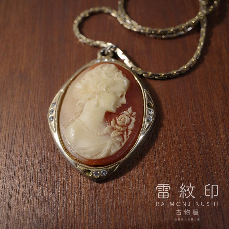Faux Mother-of-Pearl Relief, European Style, Rhinestone Inlaid, Lady Profile Portrait, Antique Necklace, Antique Jewelry - สร้อยคอ - อะคริลิค ขาว