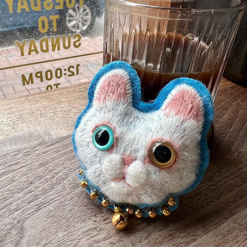 Hetrochromia cat handmade yarn brooch