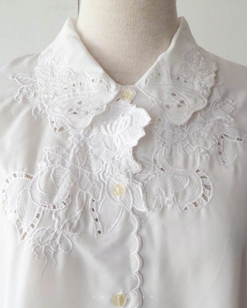 Spring and summer Korean-made retro floral embroidered long-sleeved white vintage shirt - เสื้อเชิ้ตผู้หญิง - เส้นใยสังเคราะห์ ขาว