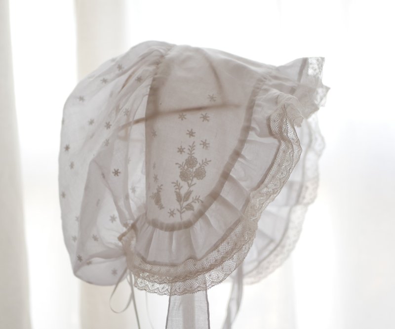 Handmade Historical Bonnet – 19th Century Cotton Muslin and French Lace Bonnet - 帽子 - 棉．麻 白色