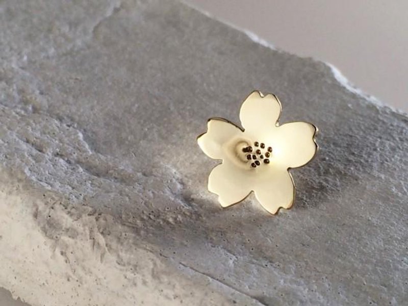 桜　真鍮ピンバッジ - 胸針 - 其他金屬 金色
