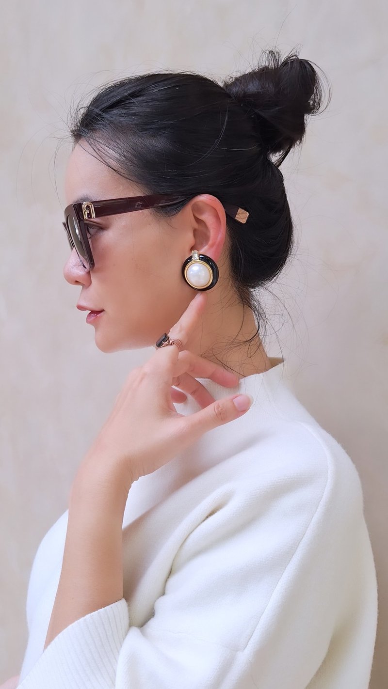 Valentino Vintage Pearl Ear Clips Antique Crystal Pearl Clip-On - ต่างหู - ไข่มุก สีทอง