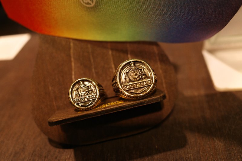 Ozzy Osbourne Crazy Train Ring - 戒指 - 其他金屬 金色