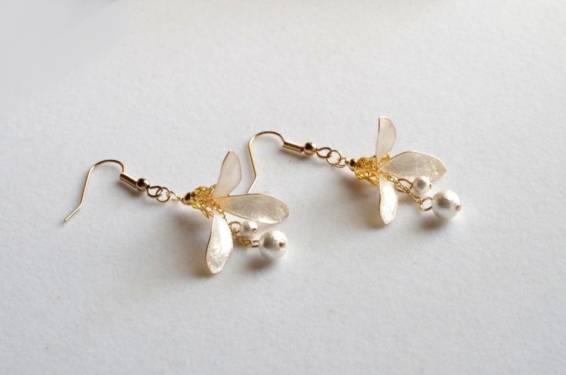 Manicure flower snowdrop and cotton pearl earrings gold - ต่างหู - วัสดุอื่นๆ ขาว