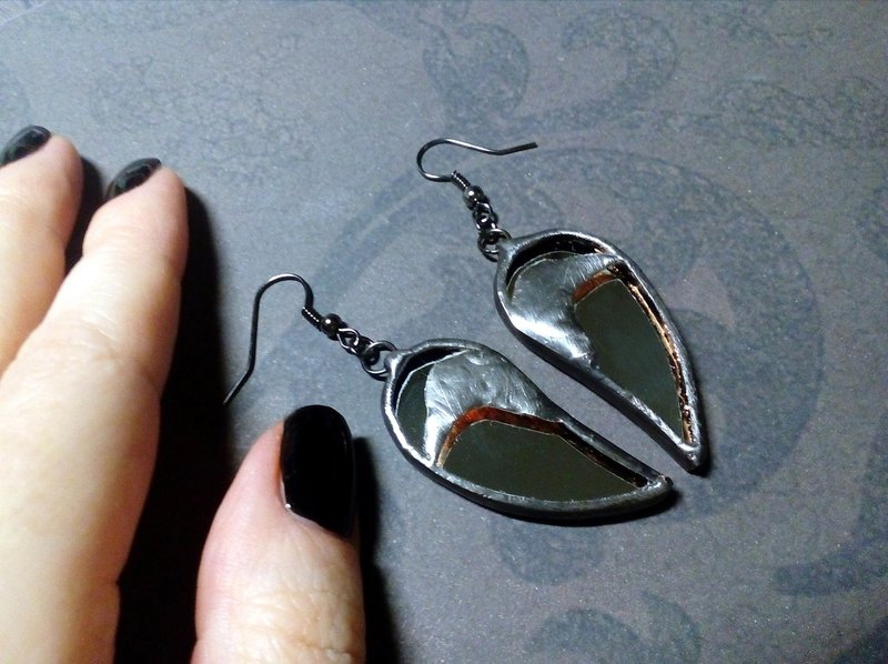 Glass mirror Odin RAVEN earrings. black crow bird earrings. soldered earrings. - 耳環/耳夾/耳骨夾 - 玻璃 黑色