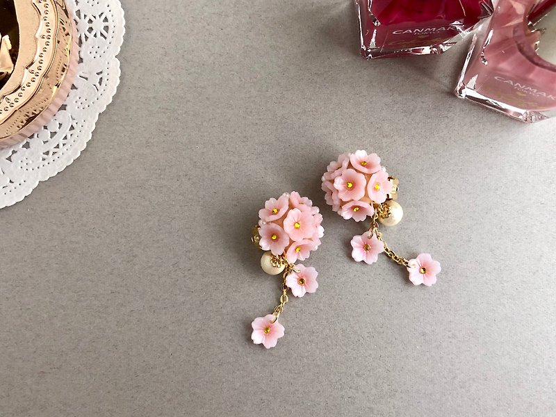 Blooming cherry blossom ear cuff - ต่างหู - ดินเหนียว สึชมพู