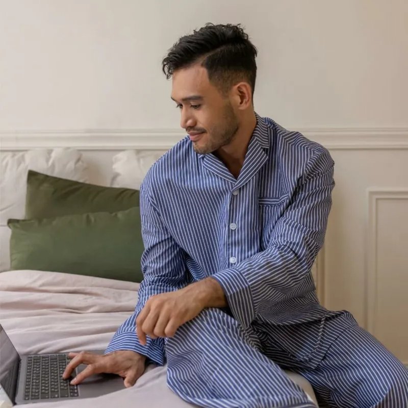 親膚柔軟感條紋長袖套裝-午夜藍條紋 男 獨家送電繡服務 - 睡衣/居家服 - 棉．麻 藍色
