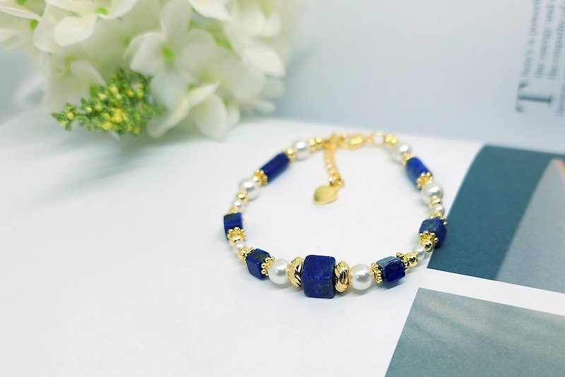 【Design model. Natural Stone] Lapis Lazuli x Pearl Temperament Calm Style Bracelet - สร้อยข้อมือ - เครื่องประดับพลอย สีน้ำเงิน