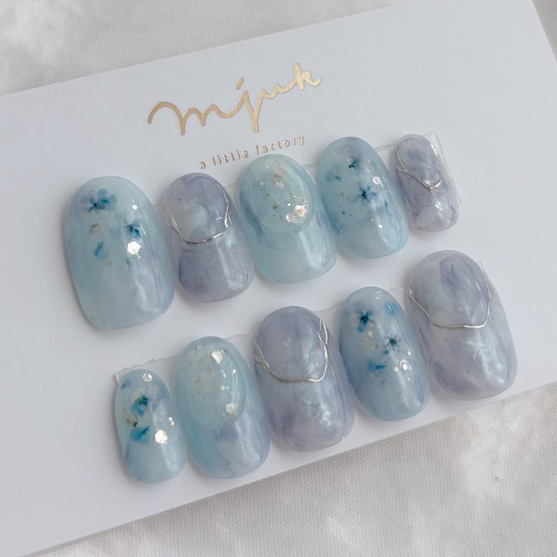 ニュアンスブルーと押し花 - 指甲油/指甲貼 - 其他材質 藍色