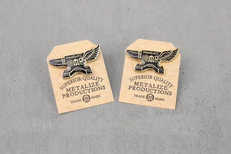【METALIZE】Flying Anvil Logo Pin 鐵覘翅膀LOGO PIN - 胸針/心口針 - 其他金屬 