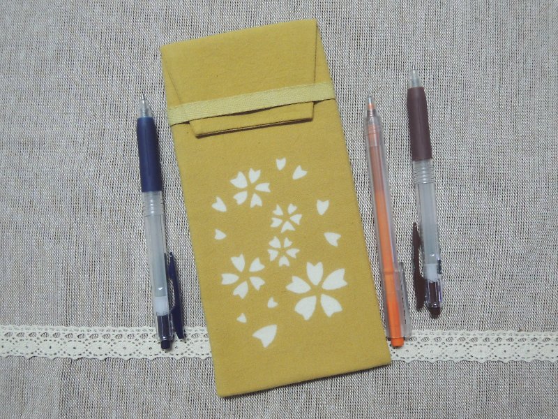[Mumu dyeing] onion skin dyeing pencil case, glasses case (cherry blossom petal type) - กล่องดินสอ/ถุงดินสอ - ผ้าฝ้าย/ผ้าลินิน สีเหลือง