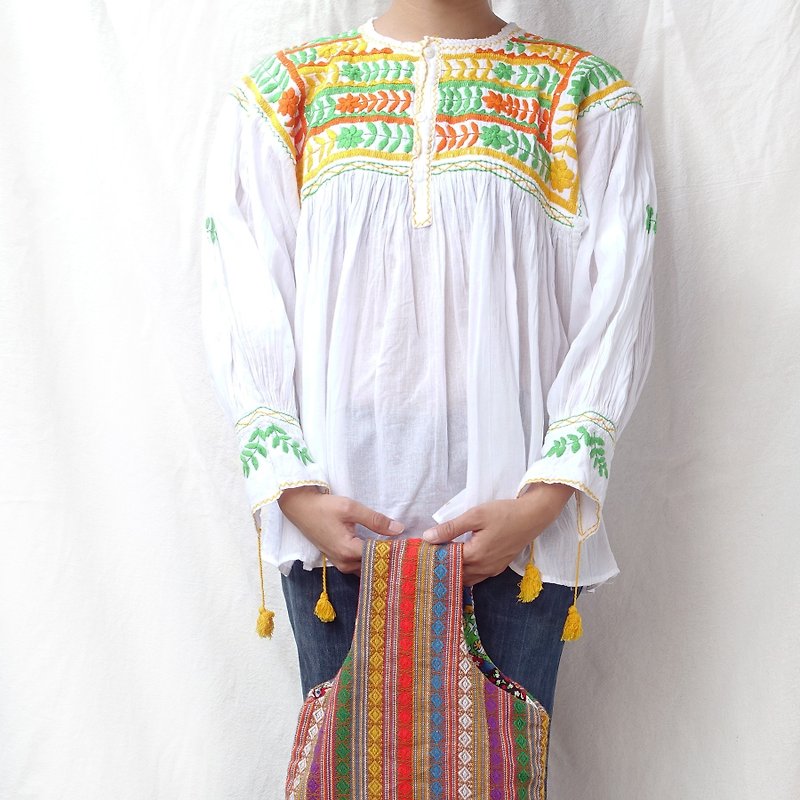 BajuTua /古著/ 墨西哥Chiapas 鮮嫩花卉立體刺繡上衣 - 女上衣/長袖上衣 - 棉．麻 白色