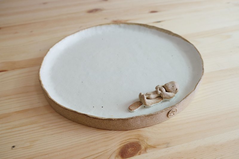 Sea otter plate - medium - handmade pottery - fog white - diameter 16cm - จานเล็ก - ดินเผา สีน้ำเงิน