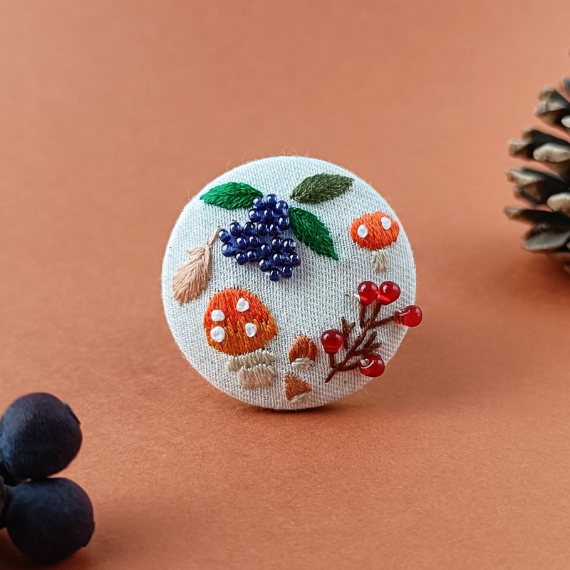 秋の収獲!キノコ、木の実、落ち葉の刺繍ブローチ - 胸針 - 棉．麻 橘色